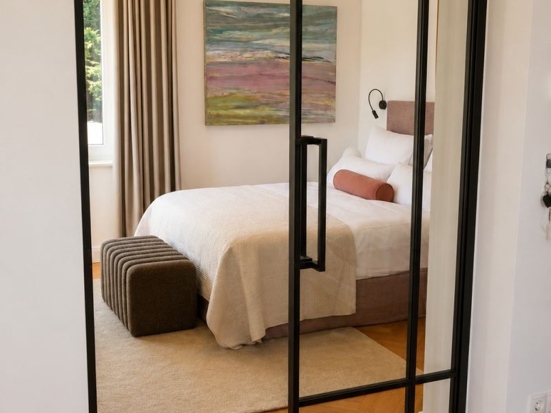 Schlafzimmer hinter Glastür, Victor Hugo Suite, Villa Königsstuhl