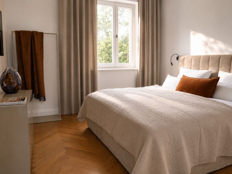 Schlafzimmer mit Fenster zum Park, Clemens Brentano Suite, Villa Königsstuhl